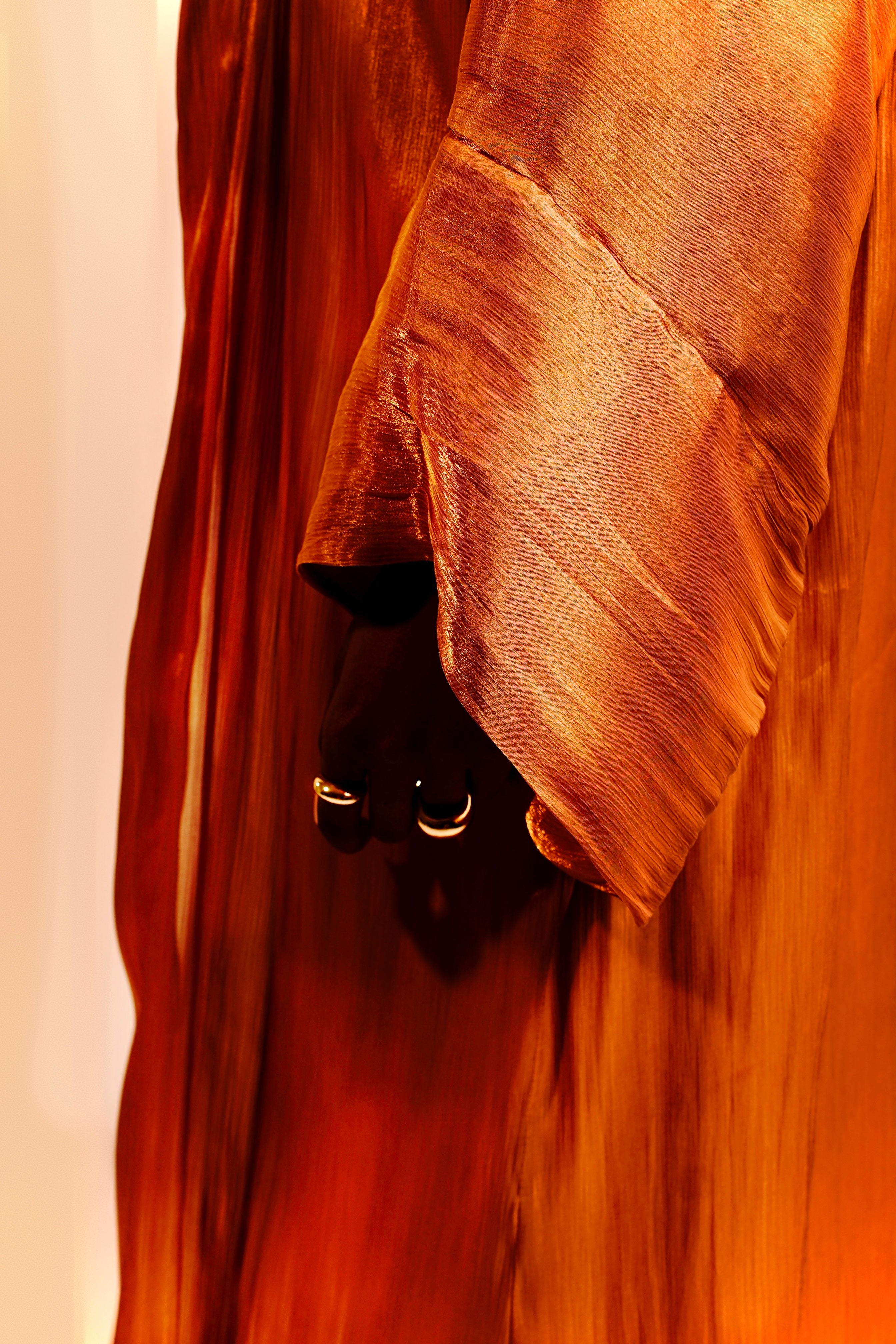abaya HALO organza irisé détail manche